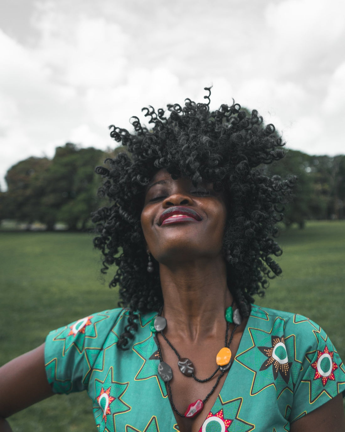 Understanding-Low-and-High-Porosity-Hair-The-Ultimate-Guide-for-Optimal-Hair-Care Hella Curls